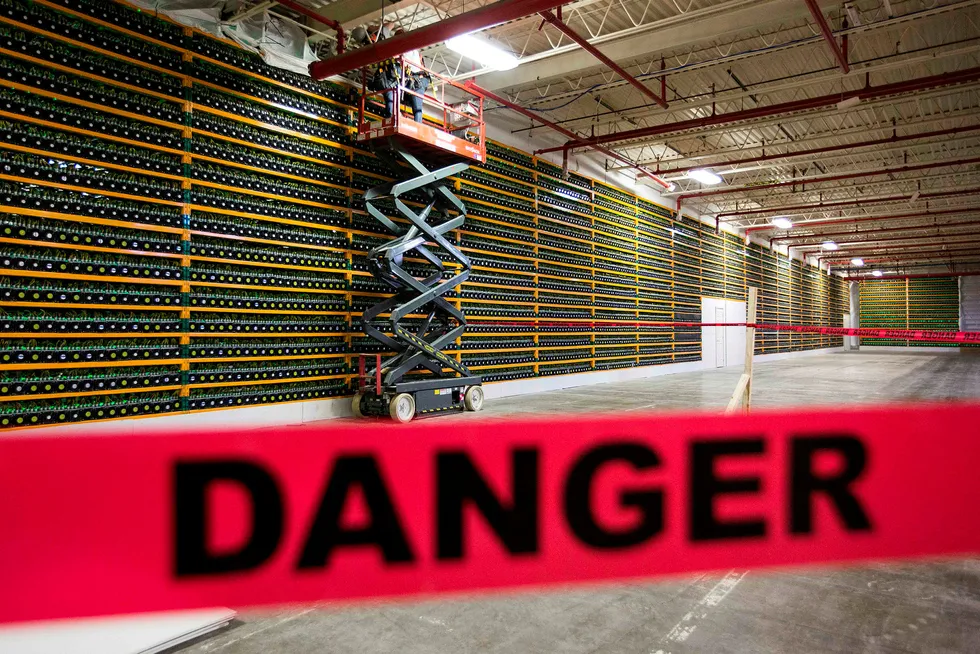Kryptomarkedet blinker rødt, ifølge investeringsdirektør Jeff Dorman. På bildet ses arbeidere som jobber på en fabrikk som utvinner bitcoin ved Bitfarms i Quebec i Canada.