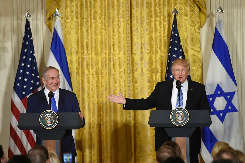USAs president Donald Trump (t.h) sammen med Israels statsminister Benjamin Netanyahu under pressekonferansen onsdag. Foto: AFP PHOTO / SAUL LOEB/NTB Scanpix