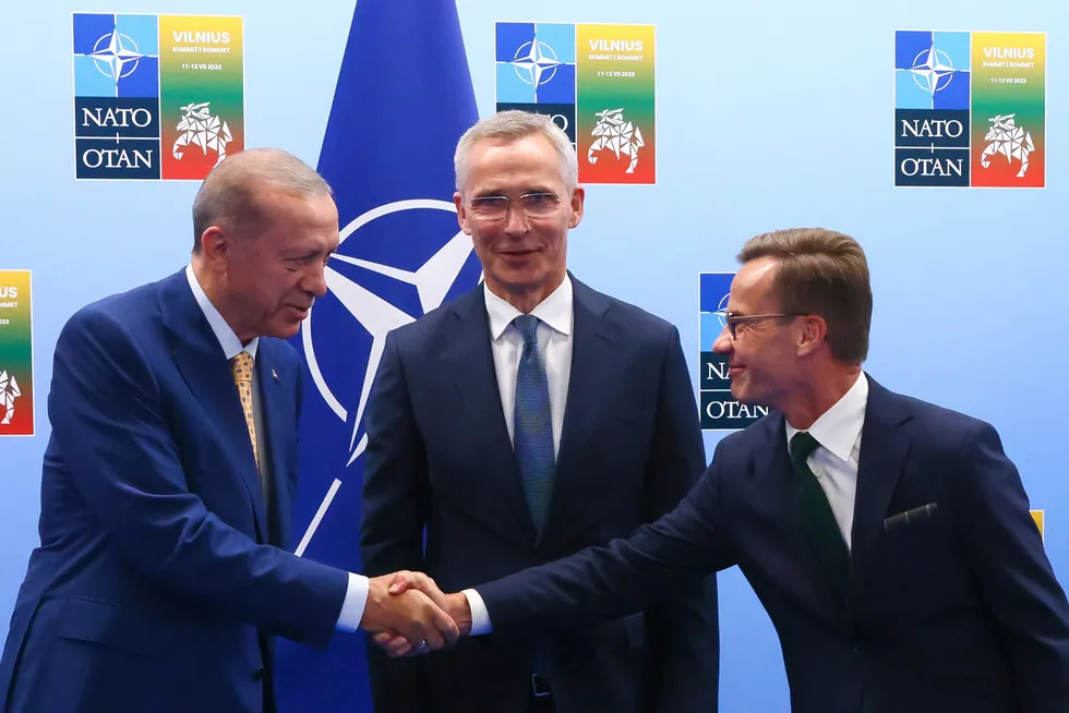 President Erdogan ble til slutt enig med statsminister Kristersson. Nato-sjef Stoltenberg smiler bredt.