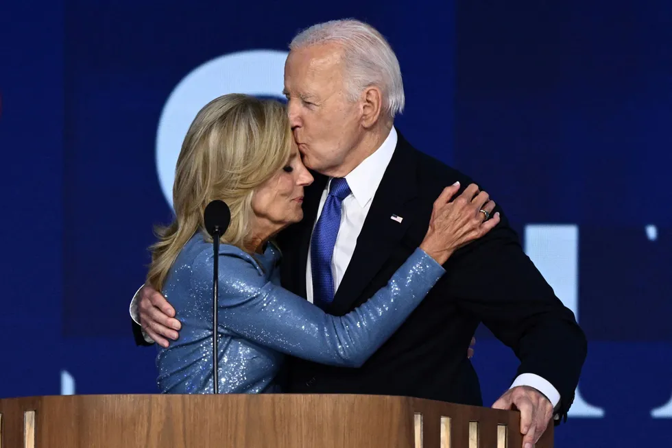 – Amerika, jeg har gitt deg mitt beste, sa USAs president Joe Biden sent mandag kveld, under landsmøtet til Det demokratiske partiet. Førstedame Jill BIden var også på scenen i Chicago.