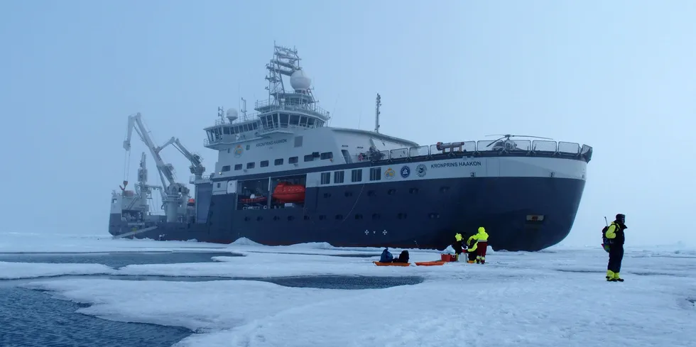 Forskningsskipet «Kronprins Haakon» er den viktigste plattformen for forskningsprosjektet Arven etter Nansen. Her er skipet på tokt i isen.