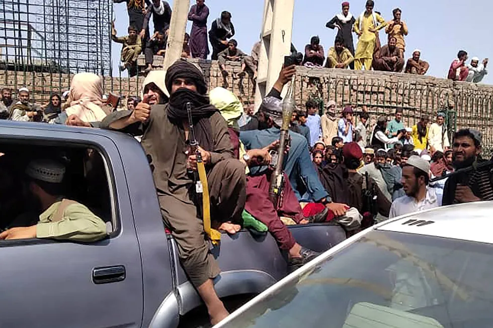 Taliban-krigere kjører seierssikre rundt i gatene i Laghman-provinsen søndag.