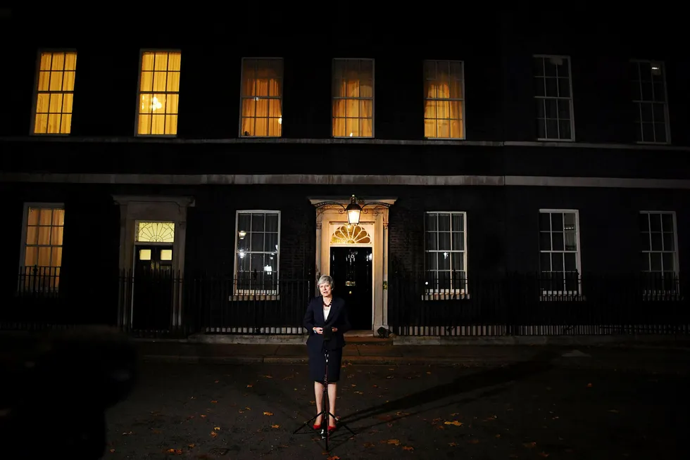 Storbritannias statsminister Theresa May presenterte regjeringens brexit-avtale utenfor Downing Street 10 onsdag kveld, før kaoset brøt løs torsdag formiddag.