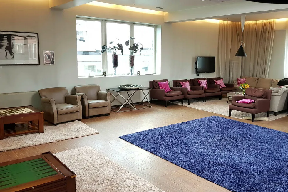 Loungen i 7. etasje hvor gjester kan møtes og de gratis måltidene kan inntas. Foto: Dagens Næringsliv