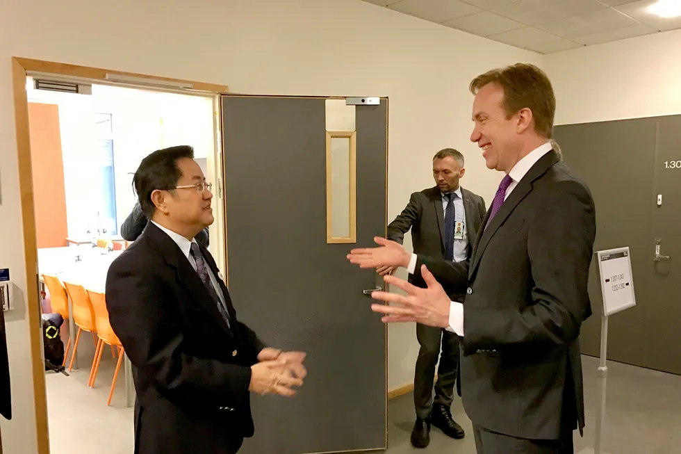 Utenriksminister Børge Brende (til høyre) i samtale med Kinas Arktis-ambassadør Gao Feng under Arctic Frontiers-konferansen i Tromsø tirsdag. Foto: Ingrid Kvammen Ekker/UD/NTB Scanpix