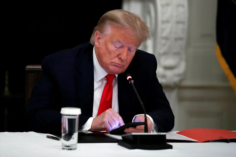 Under et møte med guvernører på torsdag, hvor det ble diskutert en gjenåpning av USA, sendte Trump ut en Twitter-melding hvor han sa det kan være et politisk alternativ å bryte med Kina.