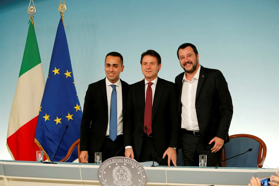 Femstjernersbevegelsens Liuigi Di Maio, statsminister Giuseppe Conte og innenriksminister og Ligaens leder Matteo Salvini skal være enige om nytt budsjett.