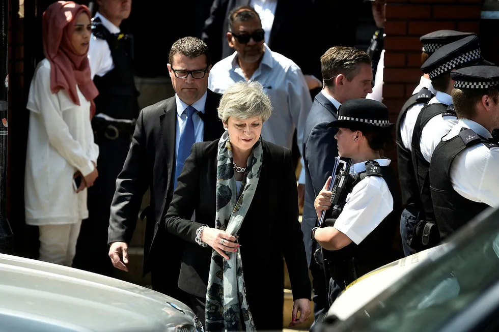 Statsminister Theresa May lover økte politiressurser ved moskeer. Mandag besøkte hun moskeen ved Finsbury Park der en mann kjørte inn i en folkemengde natt til mandag. Foto: Hannah McKay/Reuters/NTB Scanpix
