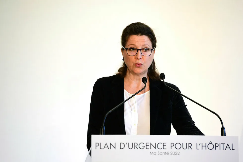 Frankrikes helseminister Agnes Buzyn gikk ut med informasjonen om korona-dødsfallet lørdag formiddag.