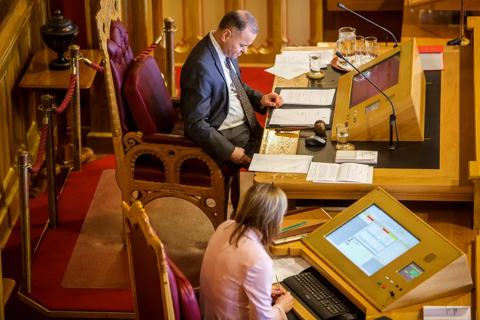 Noen nye overskridelser, mon tro? Stortingspresident Olemic Thommessen snek opp mobilen under Stortingets spontanspørretime. Foto: Javad Parsa