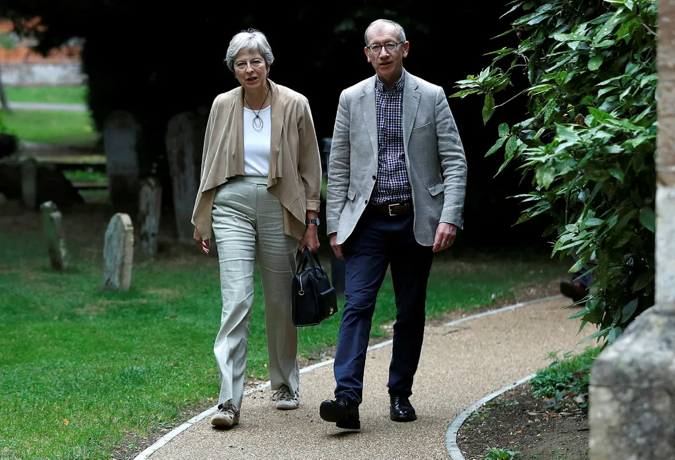 Storbritannias statsminister Theresa May og ektemannen Philip på kirkebesøk søndag i Sonning i Berkshire, der paret har et hus og bodde før de flyttet til London og Downing Street 10.