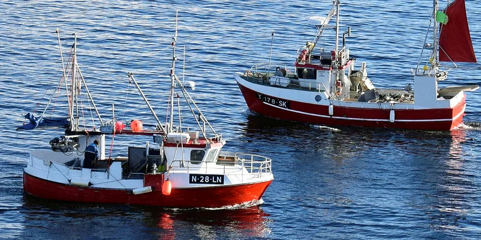 TO MÅ MAN VÆRE: Skal det være et samfiskelag så må det være minst to båter i laget, mener Nordland Fylkes Fiskarlag, og ønsker ingen finansieringsordning som endrer på det. De to båtene på bildet har imidlertid ingen ting med denne saken å gjøre.