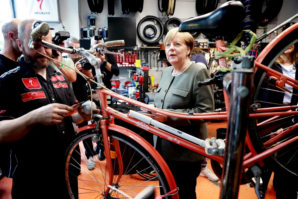 Forbundskansler Angela Merkel i en sykkelbutikk i Berlin i august. Det kan bli flere av dem på veiene om et dieselforbud kommer på plass. Foto: Odd Andersen/AFP/NTB Scanpix