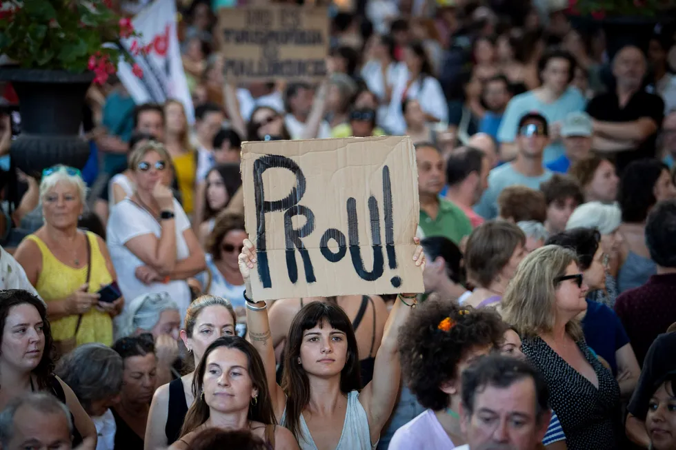 NOK! Sint kvinne med plakat i protest mot overturisme og huspriser på Mallorca i juli 2024.