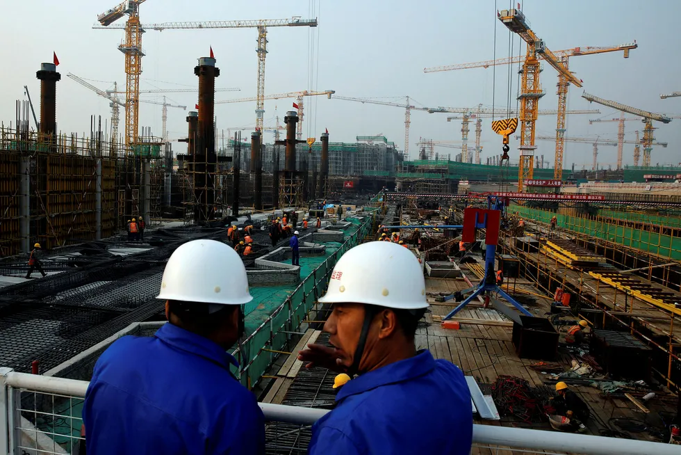 Kinesiske industriselskaper har opplevd svakere vekst i nye eksportordrer i sommer. Høy etterspørsel etter stål viser at byggevirksomheten er på vei opp igjen - til tross for at storselskaper har fått beskjed om å redusere gjelden. Foto: Thomas Peter/Reuters/NTB Scanpix