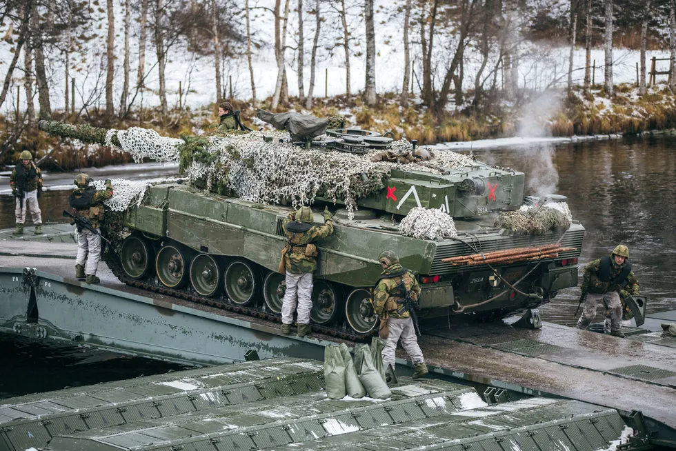 Forrige anskaffelse av nye stormpanservogner blir ofte brukt for å begrunne at vi må ta steget helt ut med nye stridsvogner, skriver artikkelforfatteren. Her fra Nato-øvelsen i 2018.
