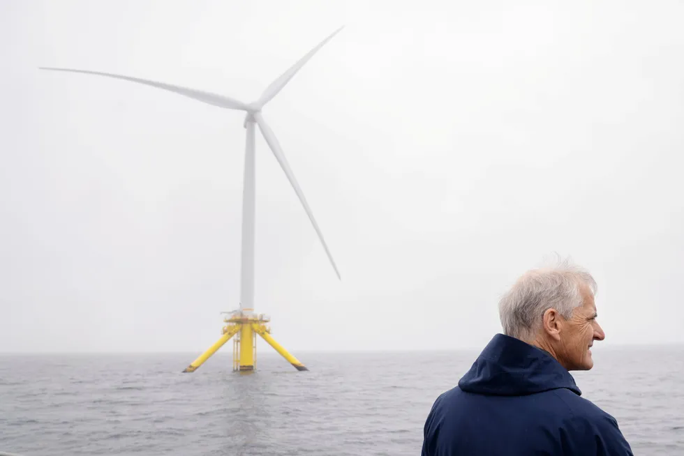To forskere har sett nøye på vindforholdene i Nordsjøen. De mener det ikke lover godt for Norges og statsminister Jonas Gahr Støres satsing på havvind. Her er Støre avbildet utenfor et pilotprosjekt på Karmøy i mai.