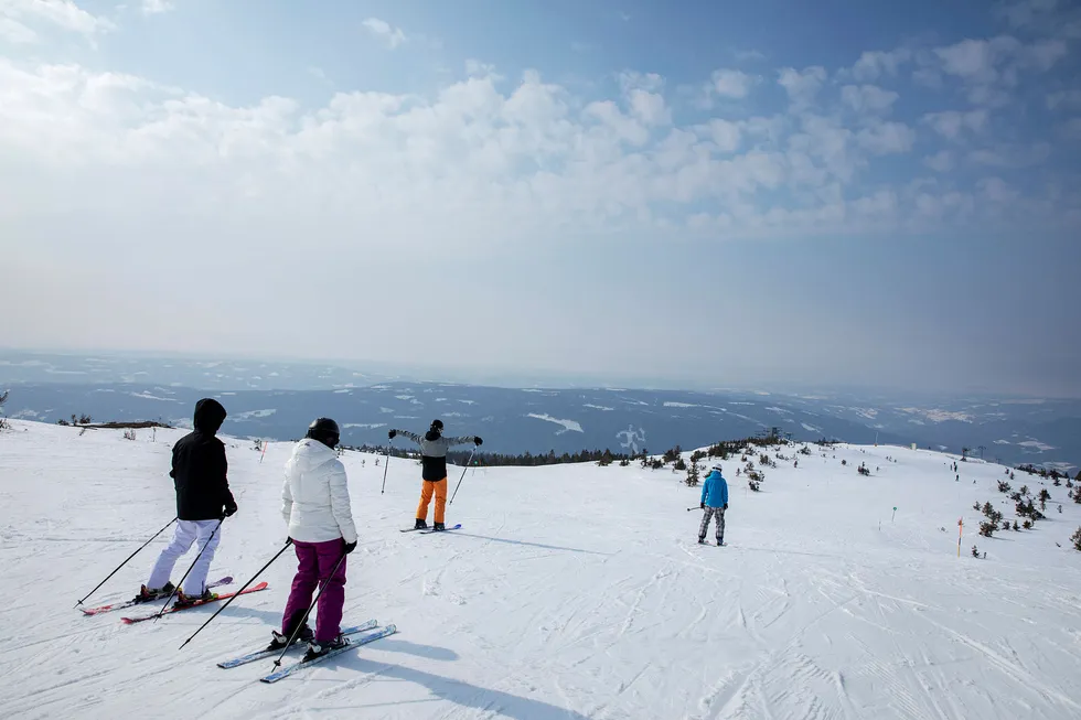 Skiturister koser seg i solen på Hafjelltoppen i Øyer kommune, som topper listen over dyreste fjellhyttekommuner i landet de siste tolv månedene.