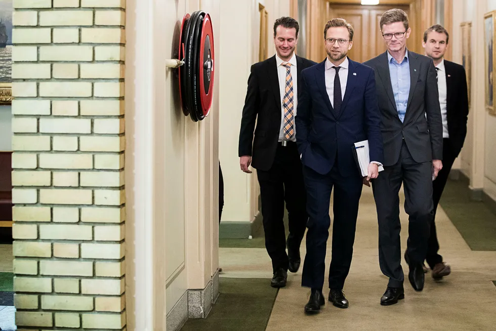 De finanspolitiske talsmennene (fra venstre) Helge André Njåstad (Frp), Nikolai Astrup (H), Terje Breivik (V) og Kjell Ingolf Ropstad (KrF) presenterte onsdag kveld enigheten om neste års statsbudsjett. Larsen, Håkon Mosvold, /NTB scanpix