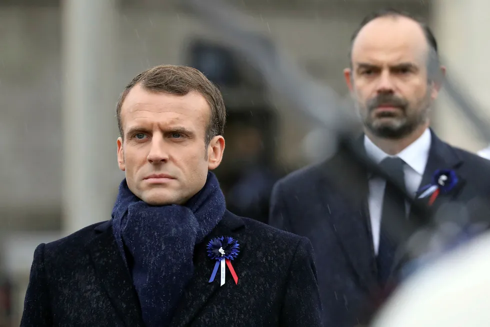 Frankrikes president Emmanuel Macron (foran) bytter ut både innenriksminister og justisminister i landets nye regjering. Bak Macron står Edouard Philippe som gikk av som statsminister forrige uke.