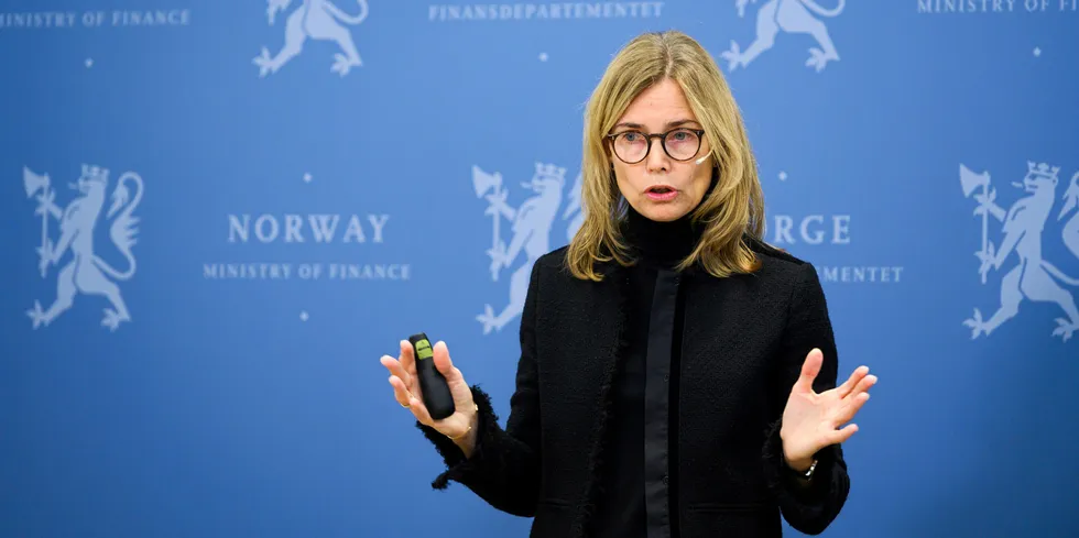 Karen Helene Ulltveit-Moe presente utredningen om lakseskatt for finansminister Siv Jensen i november 2019. Hun ønsket Grunnrente på havbruk.
