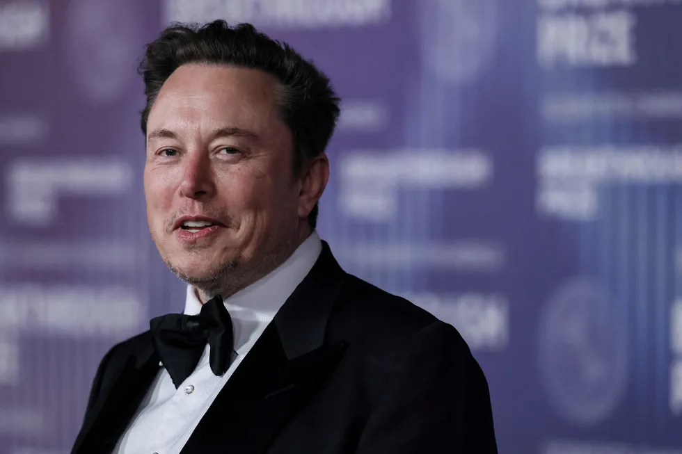 Tesla-sjefen Elon Musk kan kle på seg finstasen hvis aksjonærene sier ja til en lønnspakke til en verdi av 494 milliarder kroner. Pakken skal stemmes over på selskapets generalforsamling 13. juni.