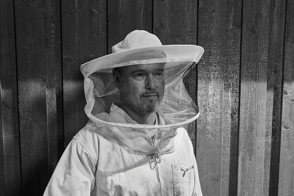 Røykmaskin. Selv fredelige, norske bier bør distraheres med litt røyk når Knut Åge Floor skal åpne kubene.