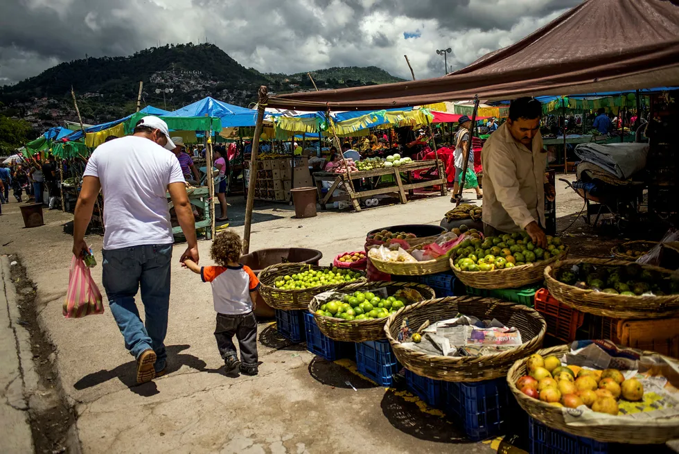 People shop at an open-air market in Tegucigalpa, the capital of Honduras. --- Foto: Meridith Kohut/Meridith Kohut for Bloomberg New