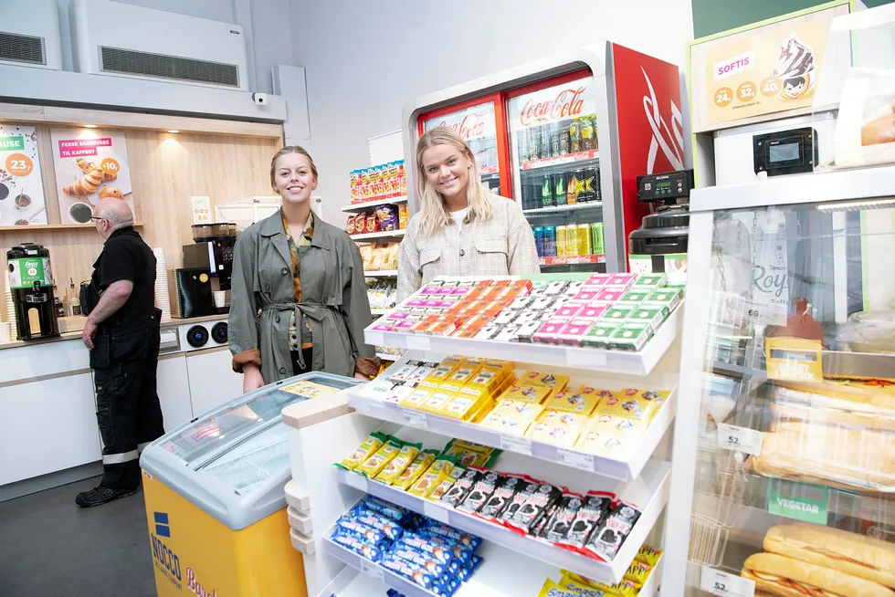 Andrea Oterhals Storhaug og Lisa Nyland Johansen er fortvilet over at engangsaskebegrene blir ansett som tobakkksutstyr og ikke kan selges fritt i kioskene. Her er de på en 7-Eleven ved Oslo Met.
