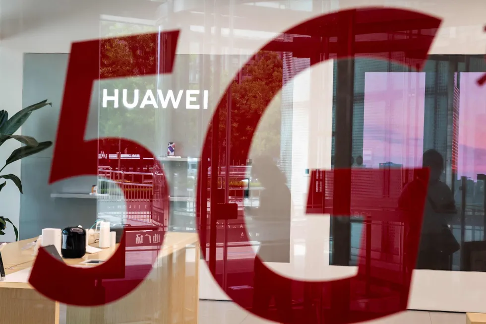 Huawei vant kampen om å levere mobilnettsystemet 4G til både Telenor og Telia. Men ny sikkerhetslov hindret selskapet å bli eneleverandør av mobilnett i Norge fordi Norge ikke har sikkerhetsavtale med Kina.