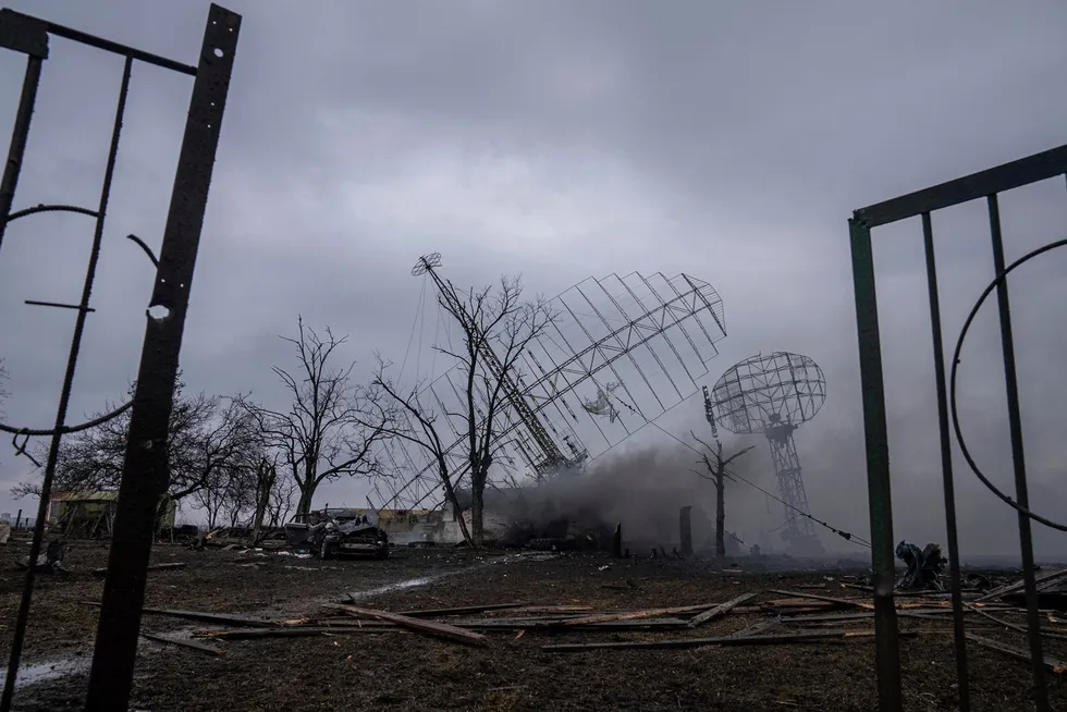 Røyk stiger opp fra en luftforsvarsbase i Maripol i Ukraina etter et russisk rakettangrep.