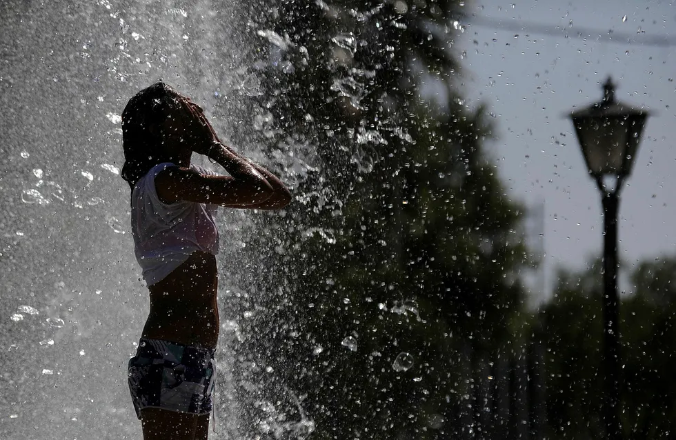 Varmerekorder står for fall fler steder i Europa de neste dagene. På bildet kjøler en dame seg ned i en fontene i Sevilla i Spania. Foto: Cristina Quicler/AFP/NTB Scanpix