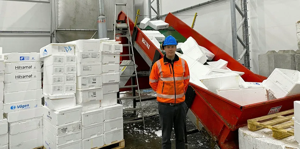 Driftsleder ved Ragn-Sells Bergen, Tomas Nesse, viser frem komprimatoren som sørger for at gamle fiskekasser av isopor får nytt liv.