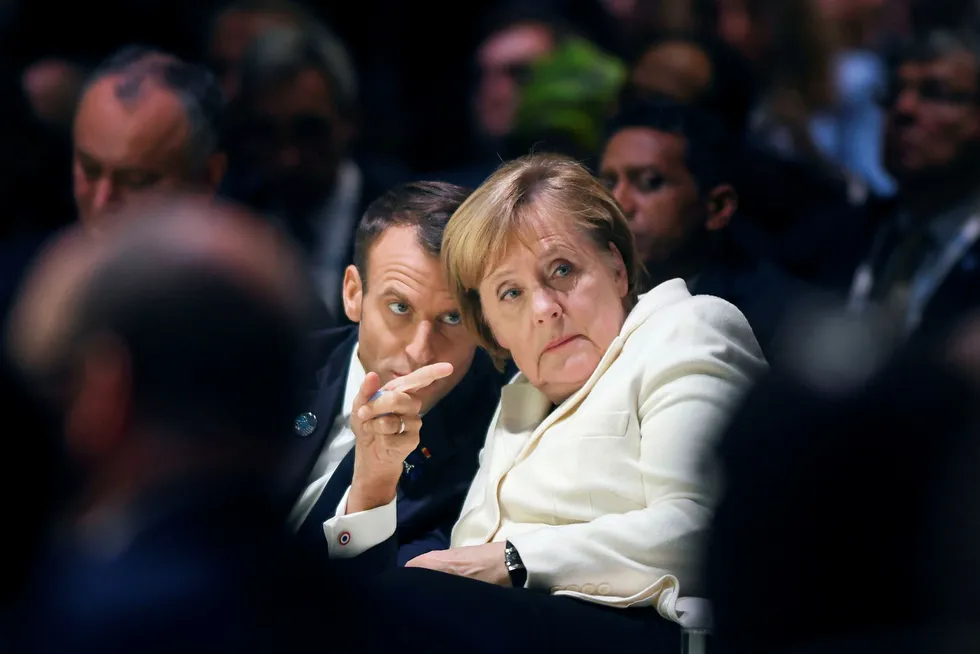 Tysklands statsminister Angela Merkel gikk av som partileder i fjor. Her sammen med den franske presidenten Emmanuel Macron.
