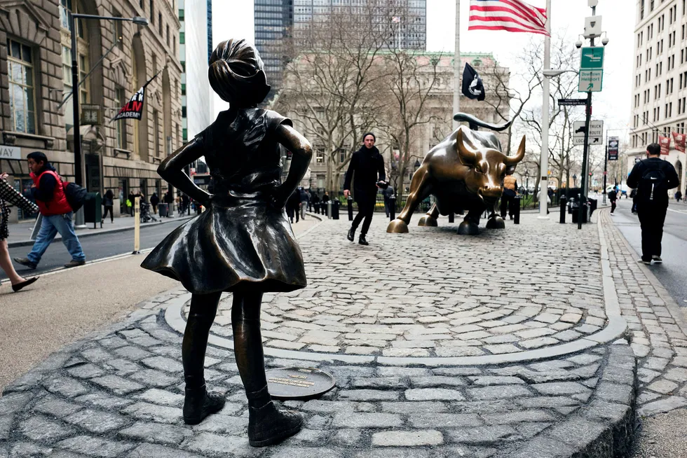 «The Bull» mot statuen «fearless girl» på Wall Street i New York. Foto: Mark Lennihan/AP/NTB Scanpix