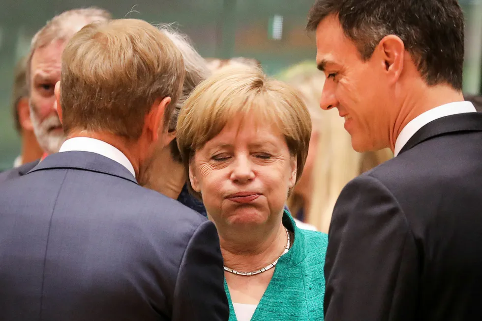 Tysklands forbundskansler Angela Merkel (i midten) kan puste lettet ut enighet på EU-topmøtet. Til venstre med ryggen til står EUs president Donald Tusk og til høyre Spanias statsminister Pedro Sanchez. Foto: Ludovic Marin/AFP photo/NTB Scanpix