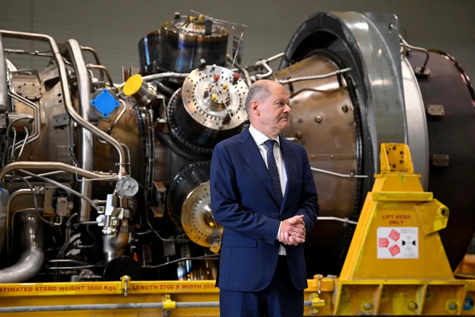 Refurbished: German Chancellor Olaf Scholz with the overhauled turbine for the Nord Stream pipeline at a Siemens Energy factory in Germany