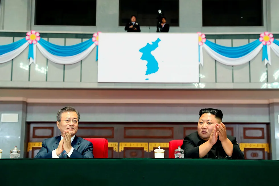 Moon Jae-in ber om en fredfull fremtid fremover mellom sør-koreanere og nord-koreanere. Her er han med Nord-Koreas leder Kim Jong Un.