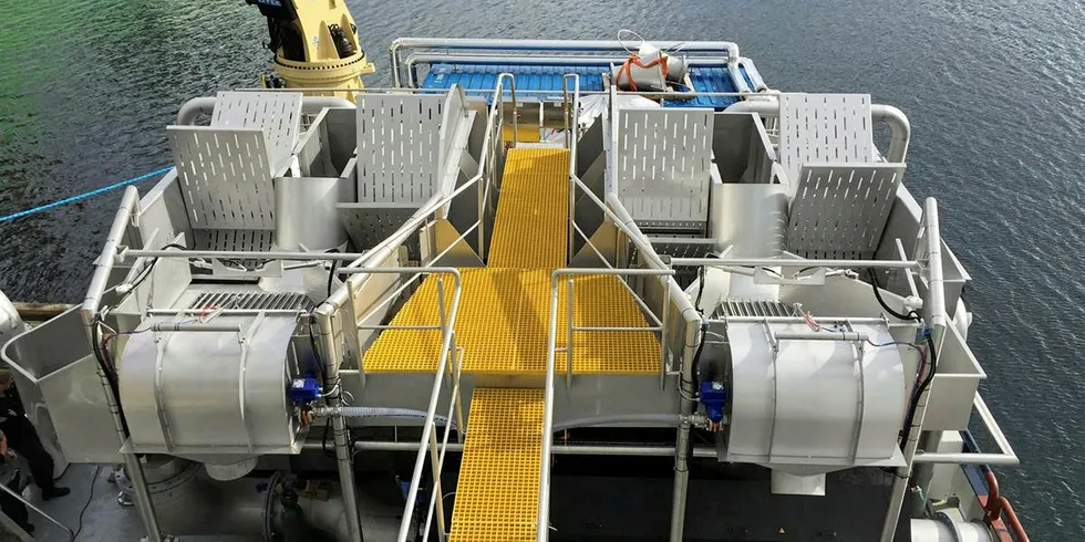 Sammen med Tombre og Eide Fjordbruk eier Lingalaks båten «Seisund» med avlusningsanlegget Optilice.