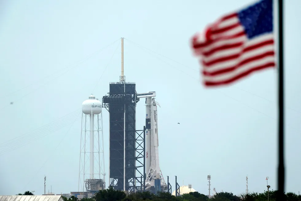 SpaceXs Falcon 9-rakett med Crew Dragon-fartøyet i toppen står klar til onsdagens planlagte oppskyting på rampe 39A ved Kennedy Space Center i Florida.