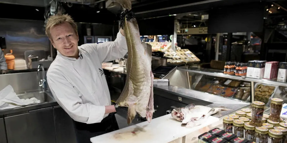 Øyvind Glørstad hos Vulkan fisk i Mathallen i Oslo selger fersk skrei. Krigen kan nå føre til galopperende torskepriser fremover.