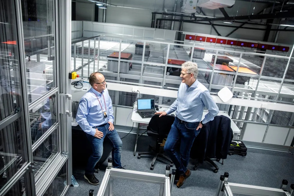 Autostore utvikler robotsystemer for vareplukking. Her er produktsjef Ivar Fjeldheim (t.v) og konsernsjef Karl Johan Lier.