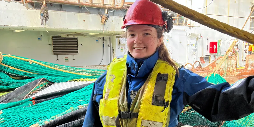 Silja Emilie Krøvel (20) har vært lærling på tråleren «Ishavet» i Ålesund. De har fisket hvifisk og reker og er en intervjuet i Fiskeibladets Ung i fiskerinæringen sommerseie.