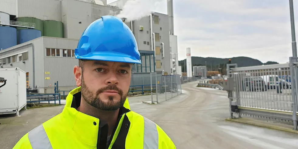 Aslak Bjørshol, fabrikksjef Skretting Averøy og Skretting Stavanger, er klar for å ta i bruk nye fôr-råvarer.