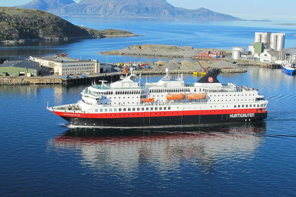 Hurtigruteskipet NordNorge på vei ut fra Bodø havn. Foto: Harald Berglihn