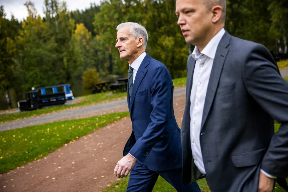 Trygve Slagsvold Vedum (til høyre) og Jonas Gahr Støre legger frem regjeringens forslag til statsbudsjett for 2024 fredag.