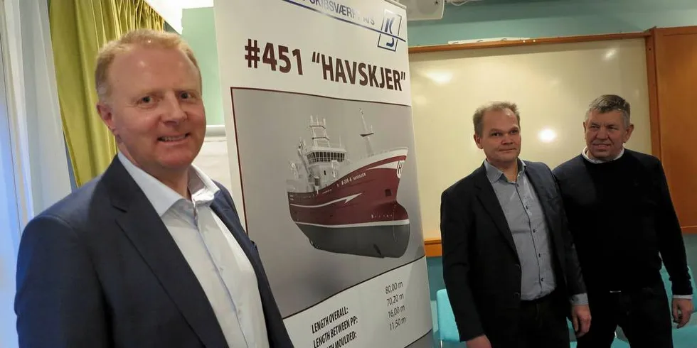 Henning Veibust bygger ny «Havskjer» ved Karstensens Skibsværft, her representert ved Kent Damgaard og Knud Degn Karstensen.Foto: Nils Torsvik