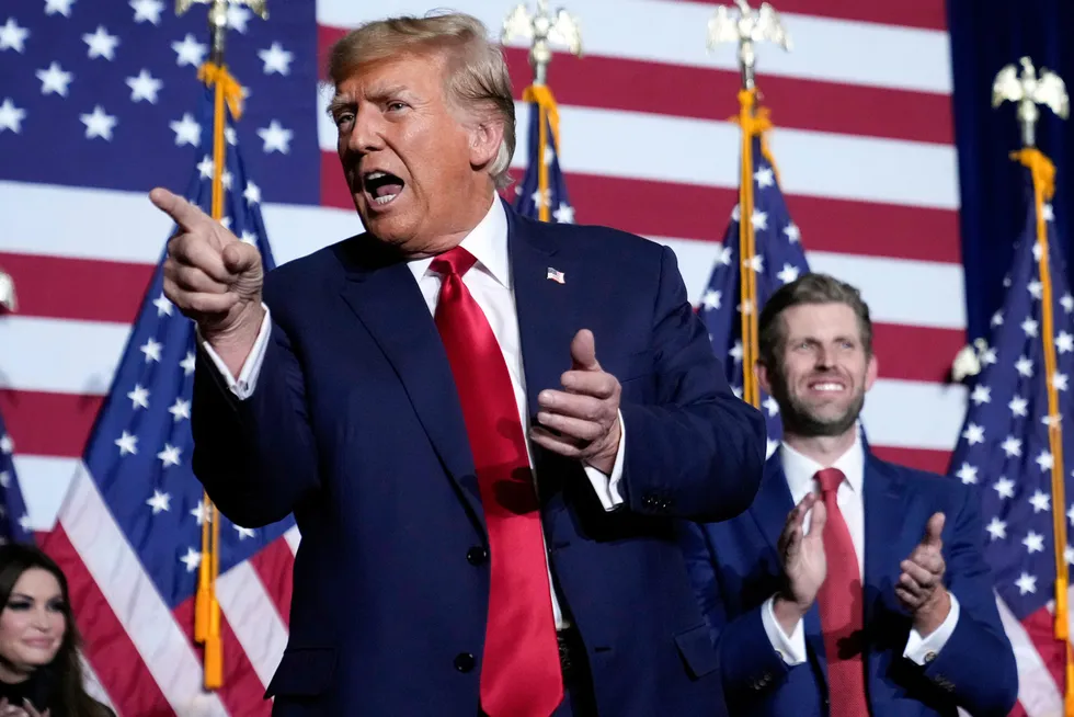 Donald Trump og sønnen Eric på et valgkampmøte i Des Moines i Iowa 15. januar. 51 prosent av republikanerne som deltok på nominasjonsmøtene i Iowa, ønsket seg Trump som presidentkandidat.