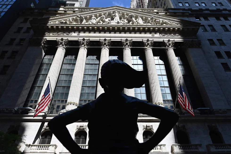 De ledende indeksene på Wall Street steg mandag etter fallet forrige uke.