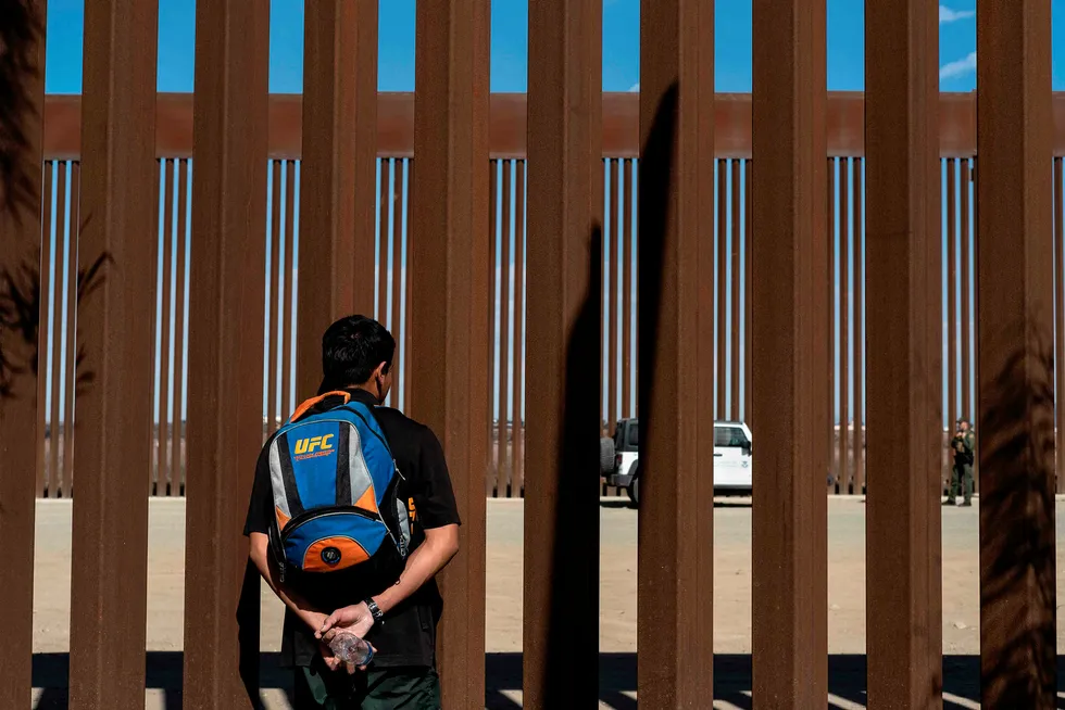 En domstol i El Paso i Texas har stoppet en bevilling til å bygge grensemur mot Mexico.
